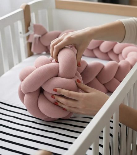 Tresse-de-lit-bebe-rose-matiere